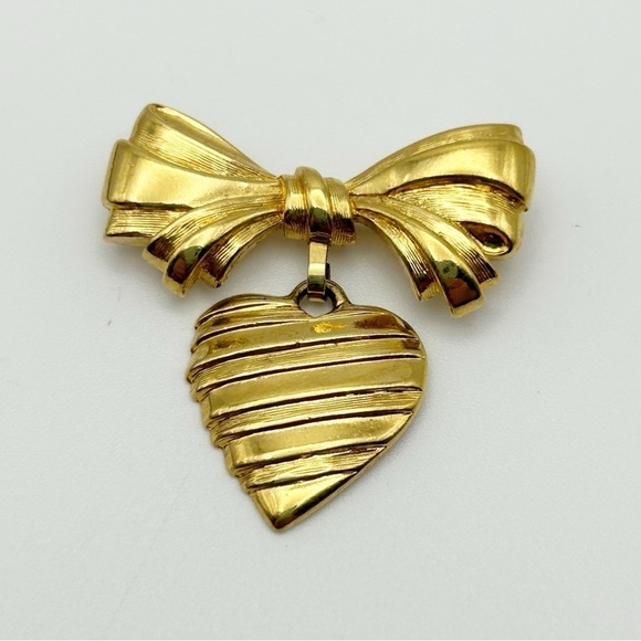 Vintage Avon Gold Tone Textured Ribbon Hanging Heart Brooch Pin Mother’s Day - Picture 2 of 9